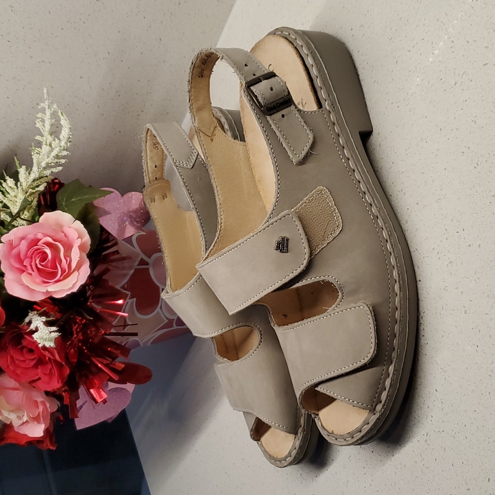 Wms FINN COMFORT sandals (sz 5.5)